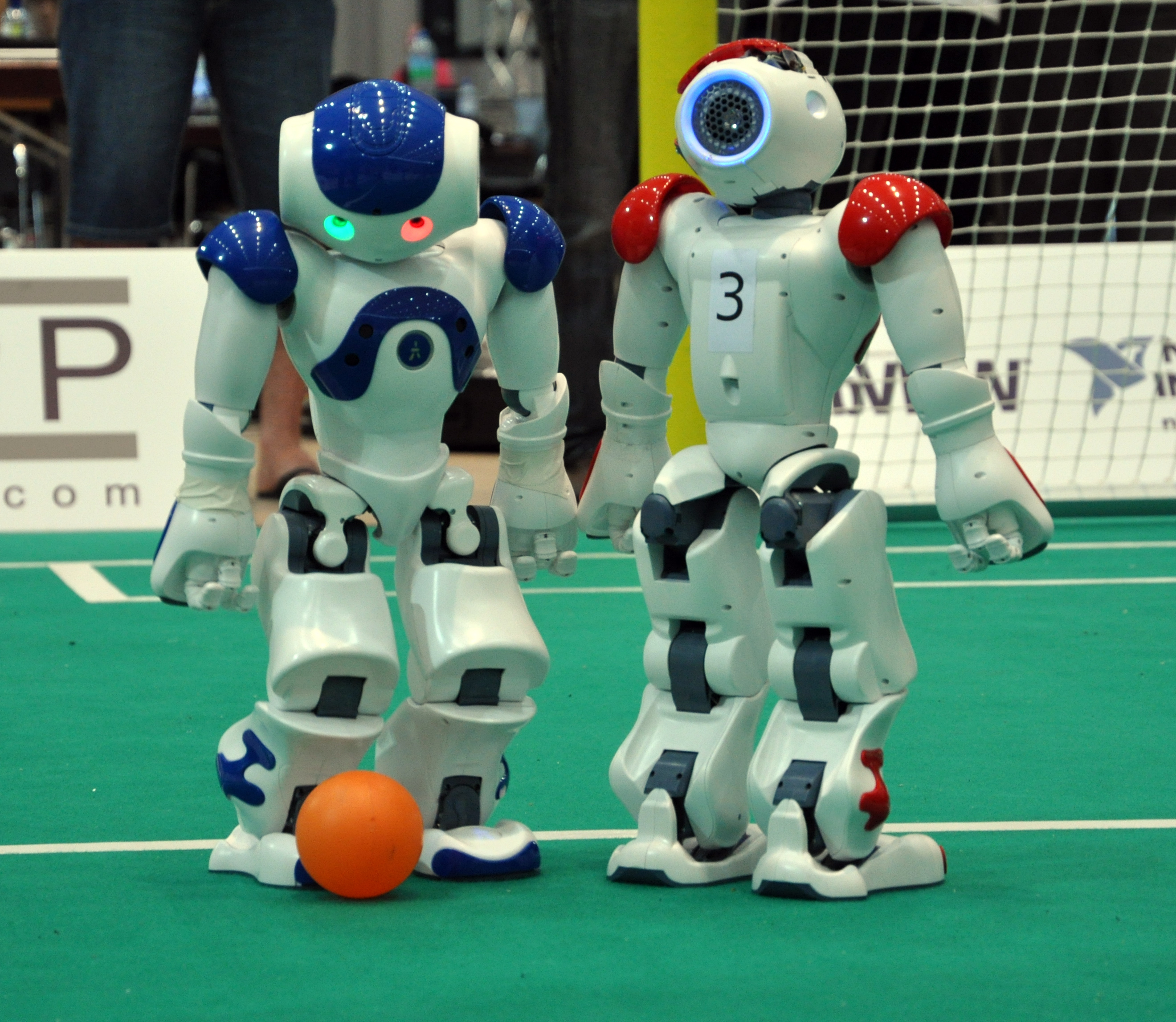 Роботы играют в футбол. Спортивный робот. Робот "футболист". Роботы играющие в футбол. Робот спортсмен.